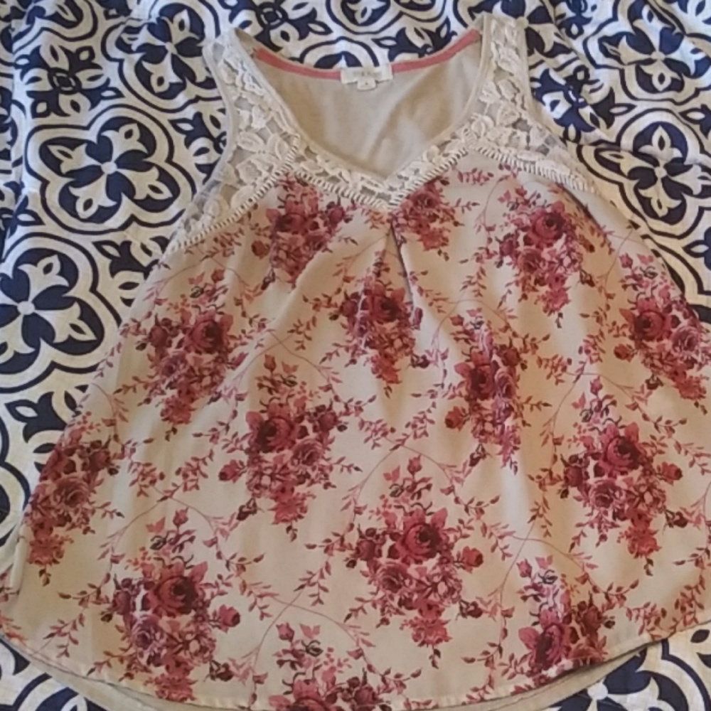 Floral shirt with lace